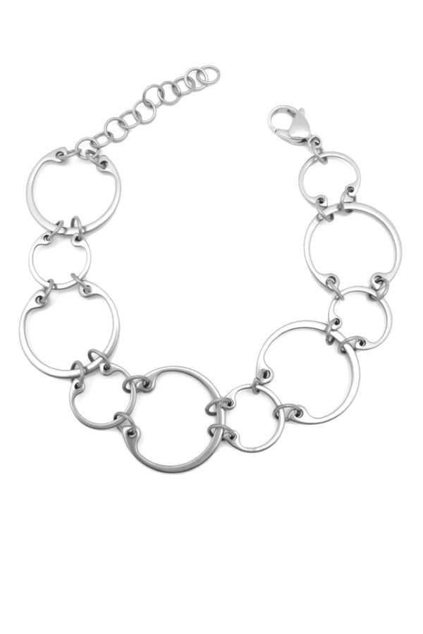 Alternating Bracelet by Wraptillion: a linked circle chain bracelet in alternating sizes